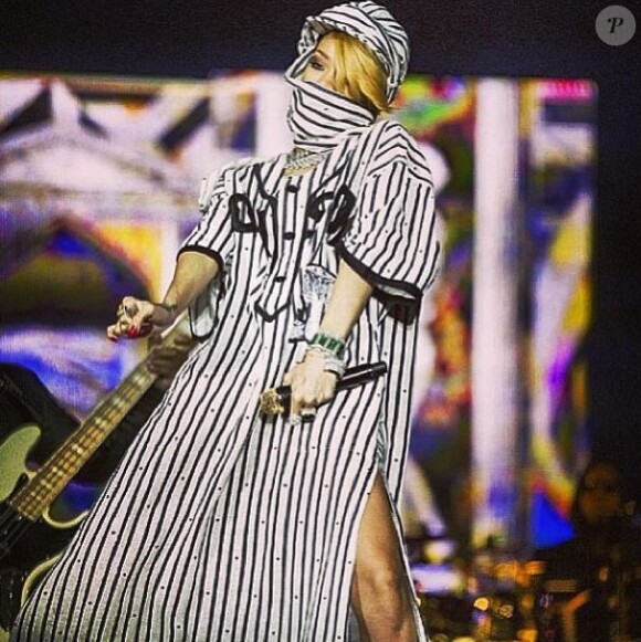 Rihanna et son costume de scène burqa, sur scène au festival Roskilde, au Danemark.