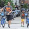 Martin Kirsten et Henry, en promenade à New York, avant de faire du vélo, le 8 juillet 2013.