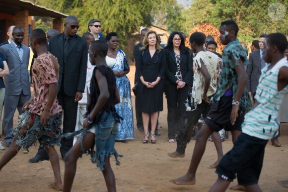 Valérie Trierweiler et Yamina Benguigui en visite humanitaire à Bujumbura au Burundi le 9 juillet 2013.