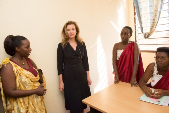 Valérie Trierweiler en visite dans un centre d'accueil pour jeunes garçons à Bujumbura au Burundi le 9 juillet 2013.