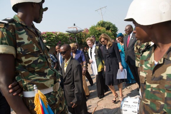 Valérie Trierweiler et Mary Robinson (envoyée spéciale des Nations Unies) à Bujumbura au Burundi le 9 juillet 2013.