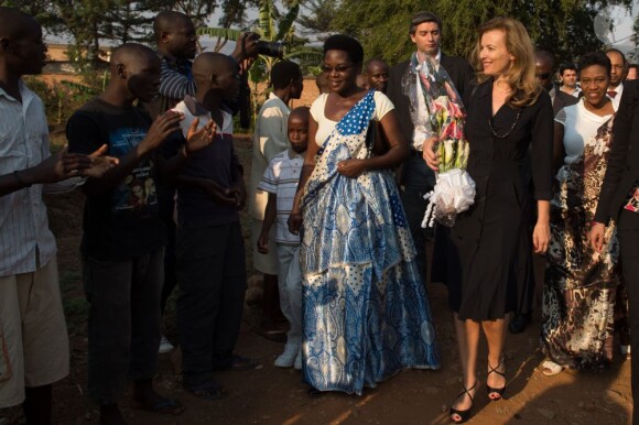 Valérie Trierweiler et la ministre de la Francophonie Yamina Benguigui en visite humanitaire à Bujumbura au Burundi le 9 juillet 2013.