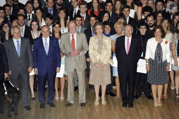 Le roi Juan Carlos Ier d'Espagne et la reine Sofia lors de la réunion d'attribution des bourses d'études de 3e cycle de La Caixa, le 10 juillet 2013 à Madrid.