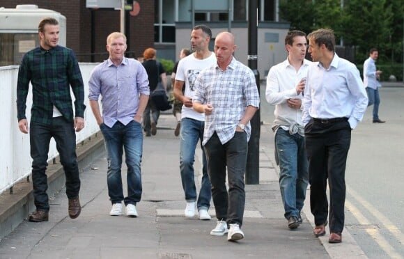 David Beckham a retrouvé avec le sourire ses compères Paul Scholes, Nicky Butt, Ryan Giggs, Gary Neville et Phil Neville, tous formés à Manchester United où ils ont connu la gloire au Artisan Bar & Restaurant à Manchester le 8 juillet 2013