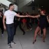 Emmanuel Moire et la danseuse Fauve Hautot en plein flashmob à l'aéroport de Roissy-Charles-de-Gaulle, le 12 juillet 2013.