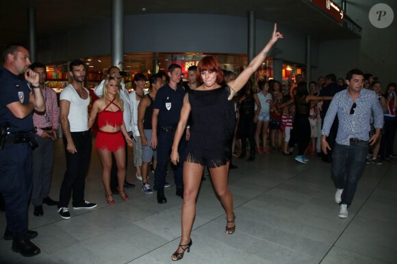 La danseuse Fauve Hautot fait le show à l'aéroport de Roissy-Charles-de-Gaulle, le 12 juillet 2013.