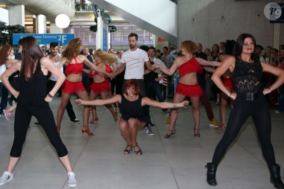 Emmanuel Moire et la danseuse Fauve Hautot en flashmob à l'aéroport de Roissy-Charles-de-Gaulle, le 12 juillet 2013.