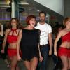 Emmanuel Moire et la danseuse Fauve Hautot, de l'émission Danse avec les stars en plein flashmob à l'aéroport de Roissy-Charles-de-Gaulle, le 12 juillet 2013.