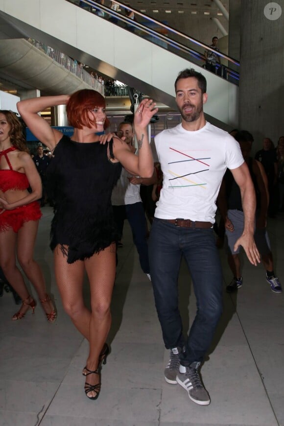 Emmanuel Moire et la danseuse Fauve Hautot, de l'emission "Danse avec les stars", font le buzz en faisant un flashmob dans l'aerogare 2F a l'aeroport de Roissy Charles de Gaulle. Le 12 juillet 2013 12/07/2013 - Roissy