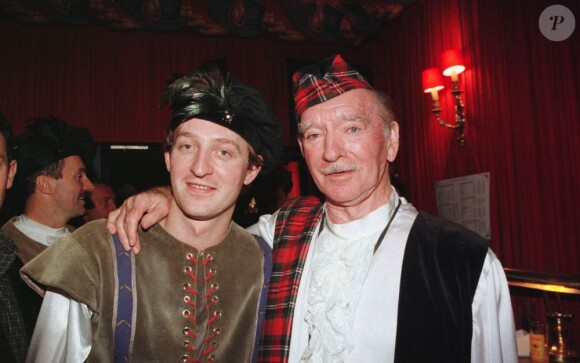 Eddie Barclay avec son fils Guillaume lors d'une soirée (on vous laisse deviner le thème !) en janvier 1998