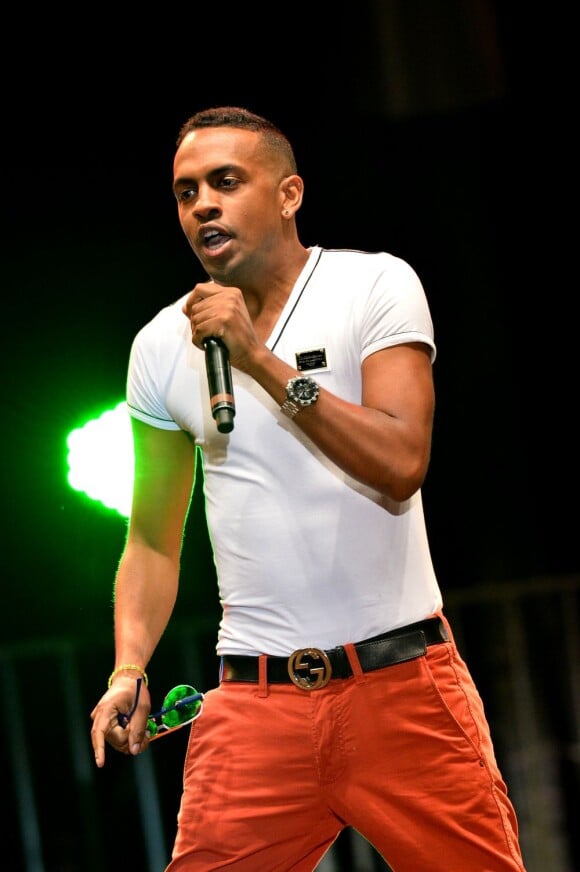 Le chanteur Colonel Reyel sur scène pour La Nuit des Hits, à Juan-les-Pins, le 9 juillet 2013.