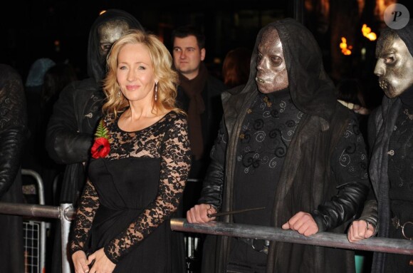 La romancière J.K. Rowling à la première du film Harry Potter et les Reliques de la mort Partie 1, à Londres, le 11 novembre 2010.