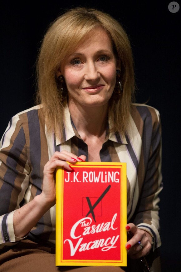 J.K. Rowling présente son livre Une place à prendre, à Bath au Royaume-Uni, le 8 mars 2013.