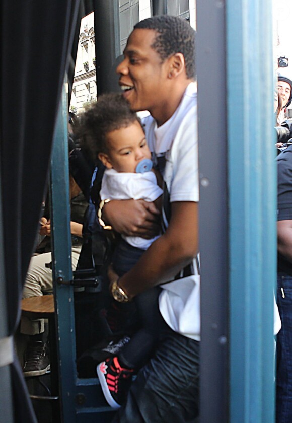 Jay Z, Beyoncé Knowles et leur fille Blue Ivy sont allés déjeuner au restaurant Septime à Paris lors de la venue de la chanteuse pour son concert à Bercy. Le 25 avril 2013