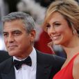 George Clooney et Stacy Keibler arrivant aux Golden Globe Awards le 13 janvier 2012