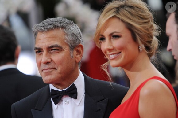 George Clooney et Stacy Keibler arrivant aux Golden Globe Awards le 13 janvier 2012