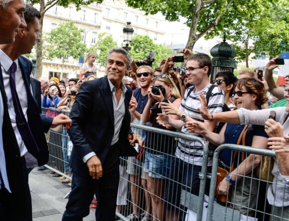 George Clooney célébré à son arrivée à la boutique Nespresso sur les Champs Elysées, le 16 juillet 2013.