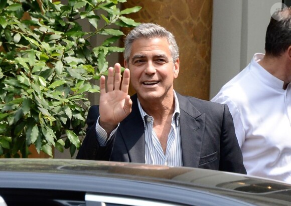 George Clooney sort du Pavillon Ledoyen sur les Champs Elysées, le 16 juillet 2013.