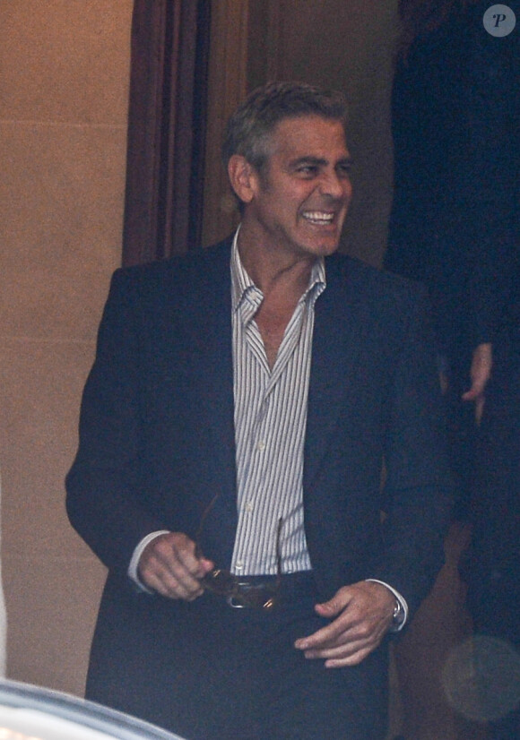 George Clooney sort du Pavillon Ledoyen à Paris, le 16 juillet 2013.