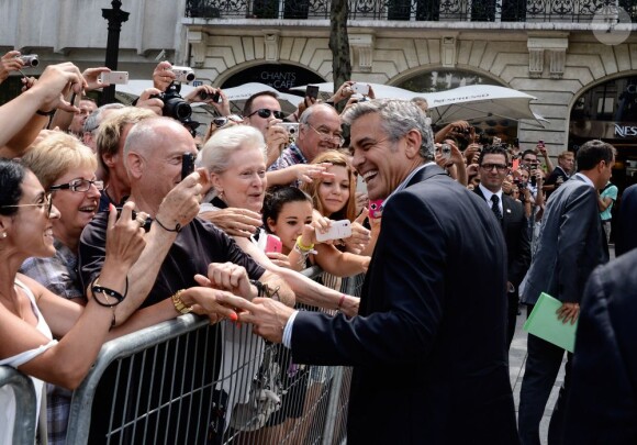 George Clooney avec ses fans à la boutique Nespresso sur les Champs Elysées, le 16 juillet 2013.