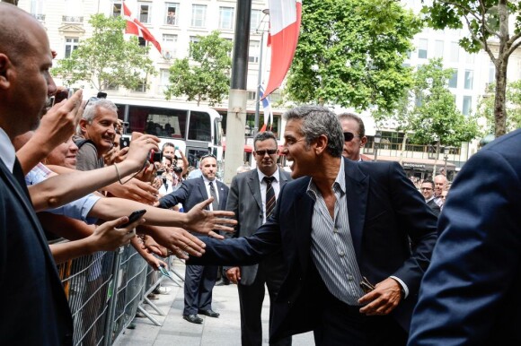 George Clooney avec des fans sur les Champs-Elysées, Paris, le 16 juillet 2013.