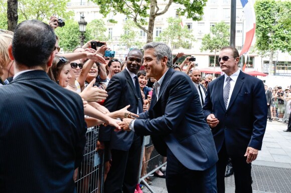 George Clooney devant la boutique Nespresso sur les Champs-Elysées, le 16 juillet 2013.