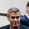 George Clooney et le charme intact avant d'aller visiter la boutique Nespresso sur les Champs Elysées, le 16 juillet 2013.