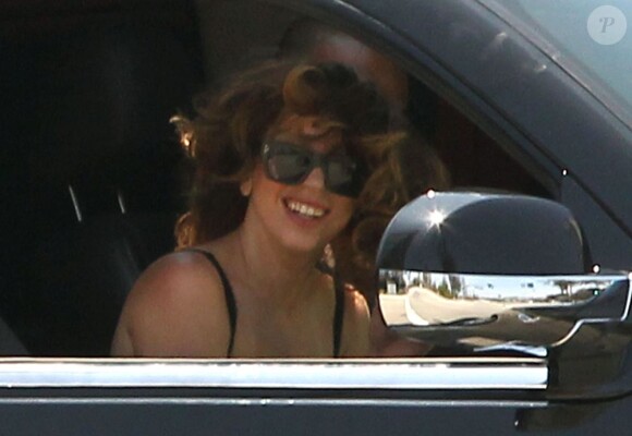 Lady Gaga, très souriante, se rend dans un studio d'enregistrement de Burbank en Californie, le 16 juin 2013.