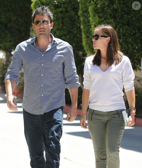 Ben Affleck et Jennifer Garner sortent de leur rendez-vous à Encino, Californie, le 16 juillet 2013.