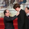 François Hollande et Yannick Agnel à Paris le 1er mars 2013 lors de la cérémonie de remise de décorations au Palais de l'Elysée pour les medaillés olympiques