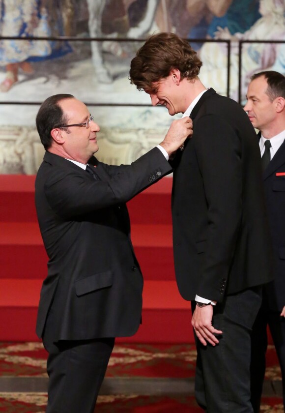 François Hollande et Yannick Agnel à Paris le 1er mars 2013 lors de la cérémonie de remise de décorations au Palais de l'Elysée pour les medaillés olympiques