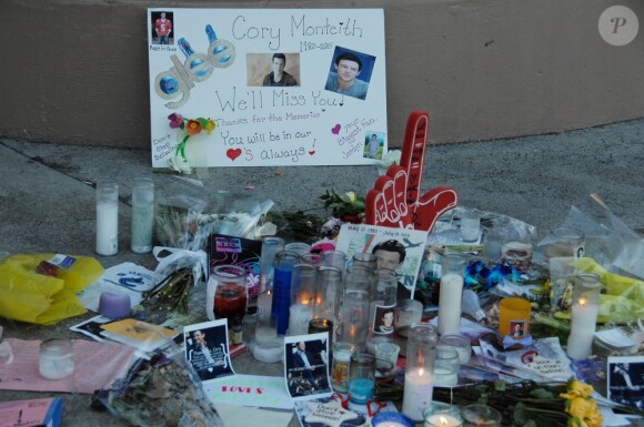 Les hommages de fans pour Cory Monteith, star de Glee, devant les studios de la Paramount où sont tournés les épisodes de la série, le 16 juillet 2013