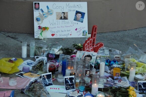 Les hommages de fans pour Cory Monteith, star de Glee, devant les studios de la Paramount où sont tournés les épisodes de la série, le 16 juillet 2013