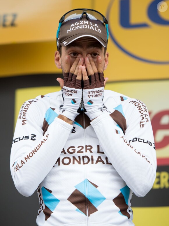 Christophe Riblon n'a pu retenir ses larmes sur le podium de la 18e étape du Tour de France après s'être imposé au sommet de la mythique ascension de l'Alpe d'Huez le 18 juillet 2013