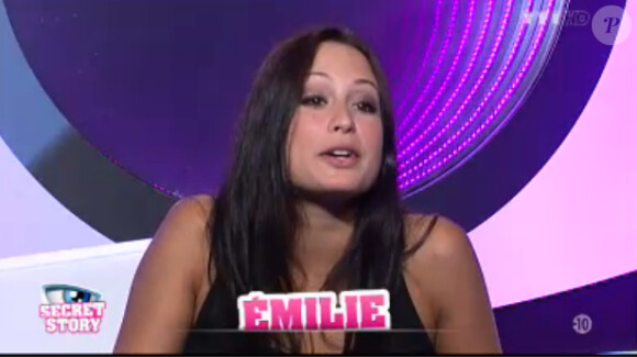 Emilie dans la quotidienne de Secret Story 7 sur TF1 le vendredi 19 juillet 2013
