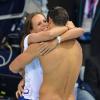 Florent Manaudou félicité par sa soeur Laure après sa médaille d'or aux Jeux olympiques de Londres, le 3 août 2012.