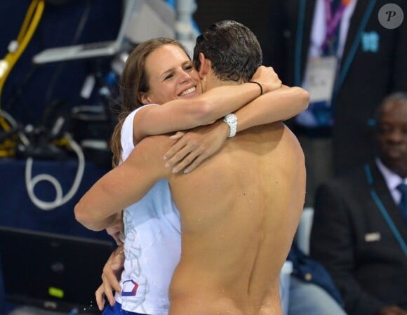 Florent Manaudou félicité par sa soeur Laure après sa médaille d'or aux Jeux olympiques de Londres, le 3 août 2012.