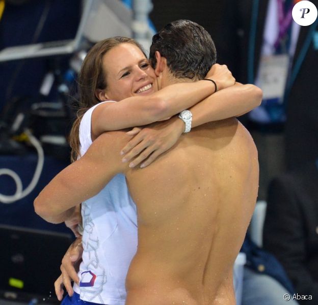 Florent Manaudou félicité par sa soeur Laure après sa médaille d'or aux Jeux olympiques de Londres, le 3 août 2012.