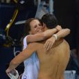 Florent Manaudou félicité par sa soeur Laure après sa médaille d'or aux Jeux olympiques de Londres, le 3 août 2012.