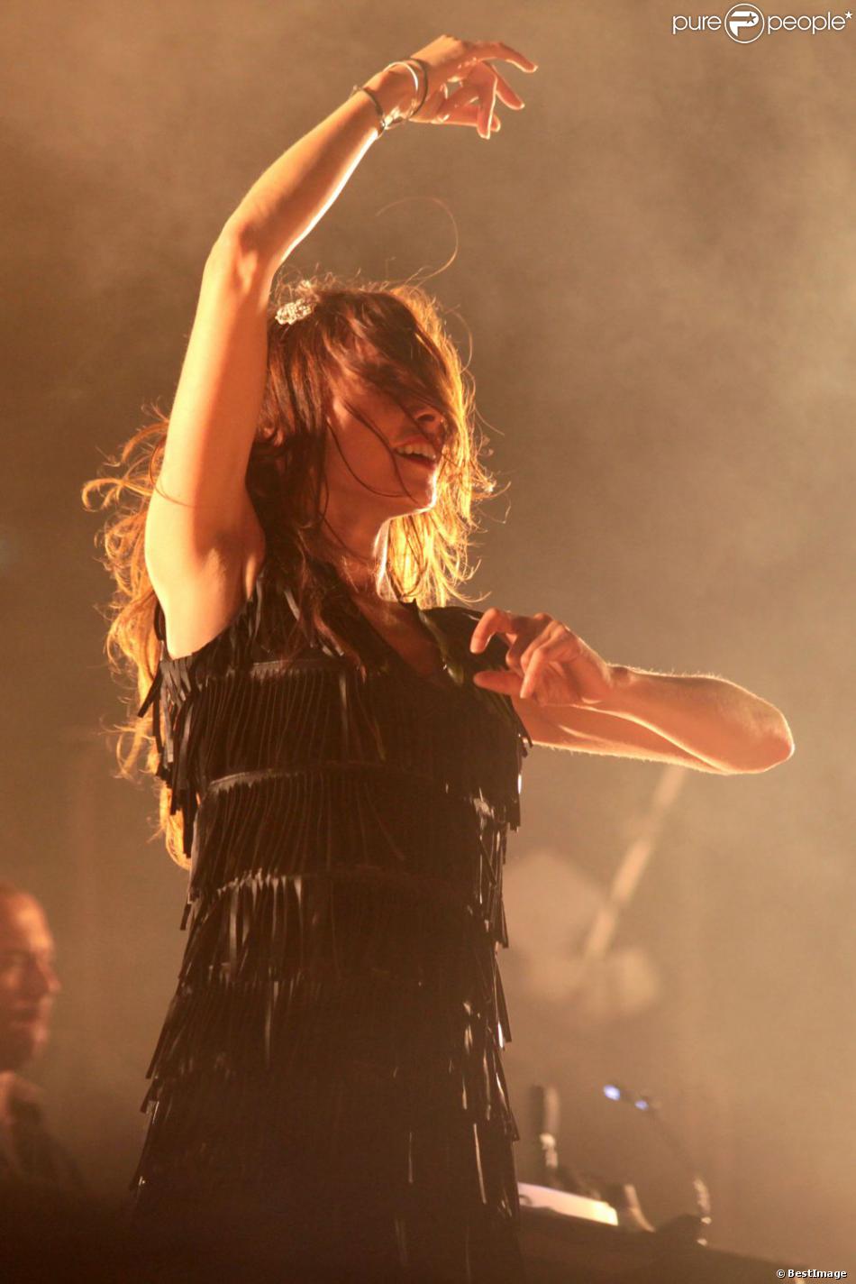 Olivia Ruiz en concert à Paris, à l&#039;occasion du festival Fnac Live, le 18 juillet 2013.