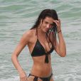 Hana Nitsche, sublime mannequin aux courbes merveilleuses sur la plage à Miami le 19 juillet 2013 avec son amie Gabriella Collado
