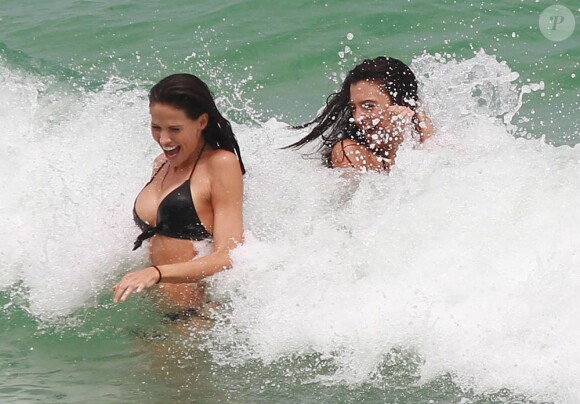 Hana Nitsche  à Miami le 19 juillet 2013 avec son amie Gabriella Collado