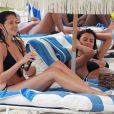 Hana Nitsche, sublime mannequin aux courbes merveilleuses sur la plage à Miami le 19 juillet 2013 avec son amie Gabriella Collado