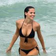 Hana Nitsche, sourire parfait et courbes affolantes sur la plage à Miami le 19 juillet 2013