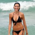 Hana Nitsche,sourire parfait et courbes affolantes sur la plage à Miami le 19 juillet 2013