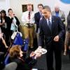 Barack Obama fait une apparition surprise et apporte des cup cakes pour le 89e anniversaire d'Helen Thomas lors du point presse quotidien de la Maison Blanche le 4 août 2009 à Washington