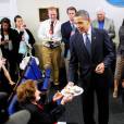 Barack Obama fait une apparition surprise et apporte des cup cakes pour le 89e anniversaire d'Helen Thomas lors du point presse quotidien de la Maison Blanche le 4 août 2009 à Washington