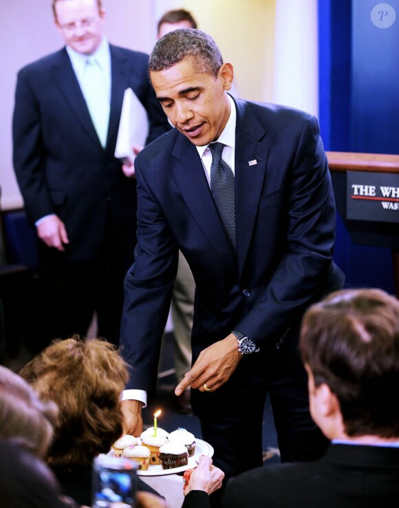 Barack Obama célèbre le 89e anniversaire d'Helen Thomas en lui apportant des cup cakes lors du point presse quotidien de la Maison Blanche le 4 août 2009 à Washington