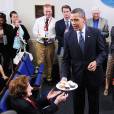 Helen Thomas reçoit des cup cakes de la part de Barack Obama pour ses 89 ans lors du point presse quotidien de la Maison Blanche le 4 août 2009 à Washington