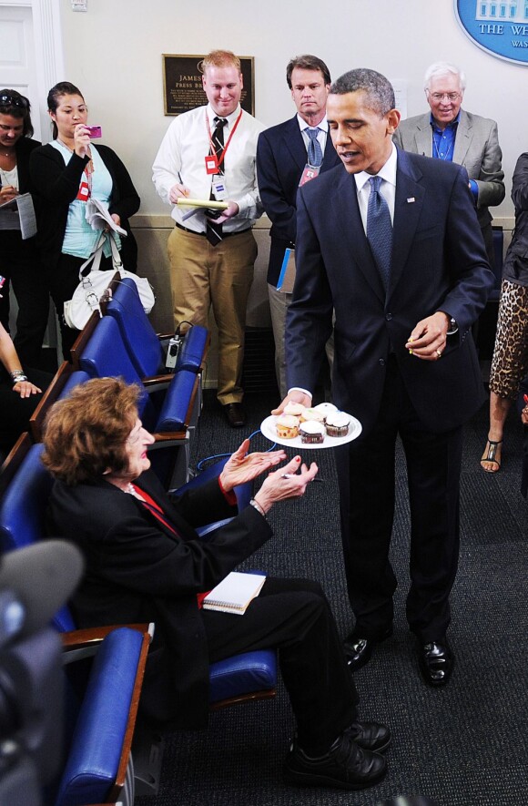 Helen Thomas reçoit des cup cakes de la part de Barack Obama pour ses 89 ans lors du point presse quotidien de la Maison Blanche le 4 août 2009 à Washington